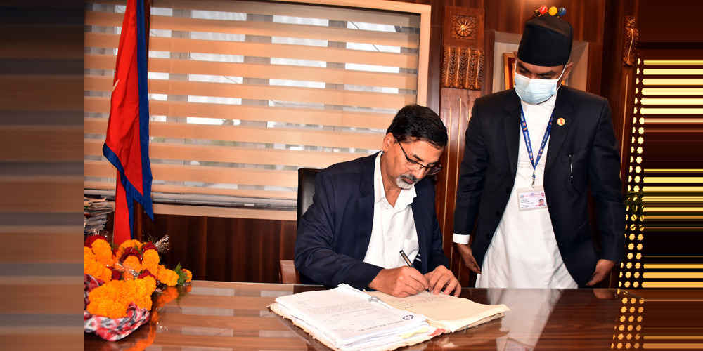 अर्थमन्त्री शर्माद्वारा पदभार ग्रहण, अर्थतन्त्रको सबलीकरण गर्न लागिपर्ने प्रतिबद्धता 